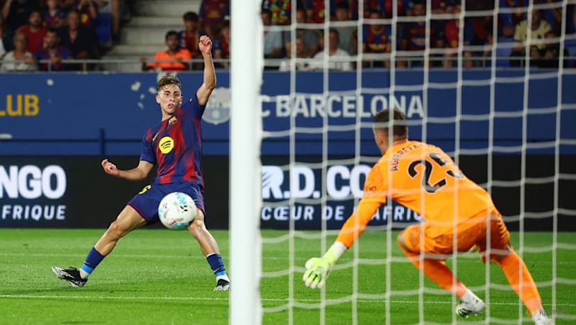 Barcelona demolish Valencia 6-0 in front of small crowd