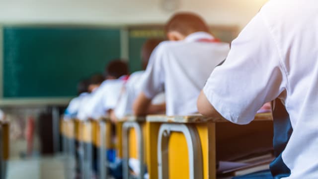 以捏乳头方式惩罚11岁男学生还打他屁股 补习老师被罚1500元