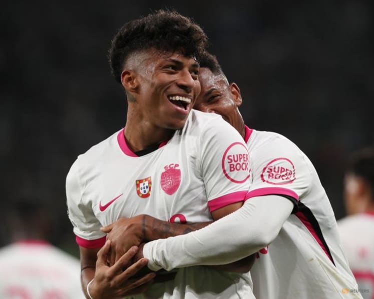 Sporting produce late rally to down 10-man Marseille