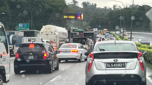 拖车陷入淤泥占据多条车道 PIE堵车一个半小时