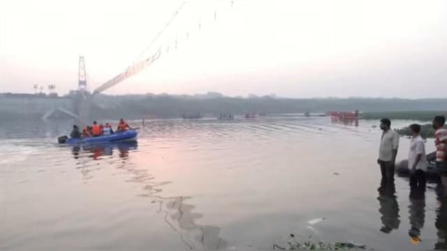 印度吊桥坍塌导致至少135人死亡 十人被控杀人罪
