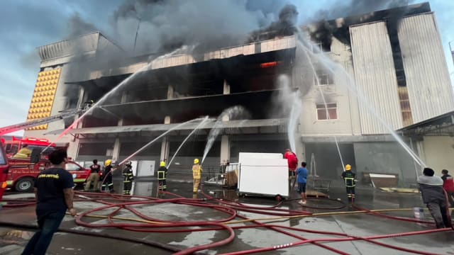 泰工厂电池爆发引发大火 高温导致部分建筑坍塌