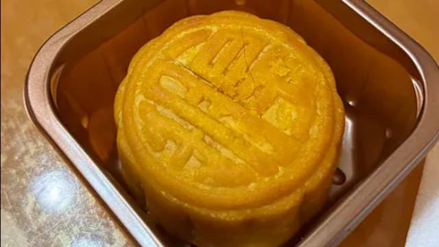 香港高价月饼竟扯出疑似毛发  港网民：存一年钱才买一盒
