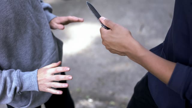 持刀打劫超市店员 台男子自己报警捉自己