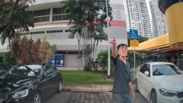 又有人以肉身霸车位 网叹这种“人肉纸巾”越来越常见