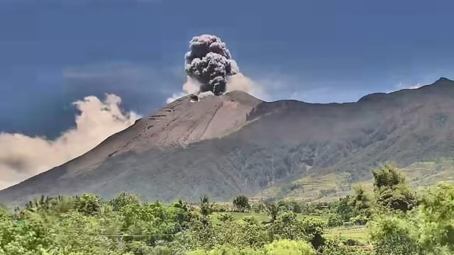 菲律宾坎拉翁火山喷发 火山灰柱高达三公里