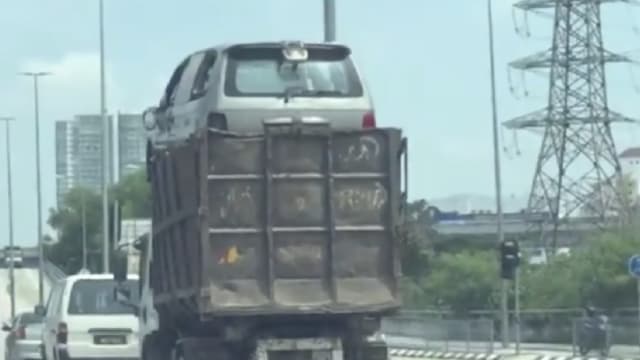 马国罗里不仅无车牌 车斗还载运休旅车