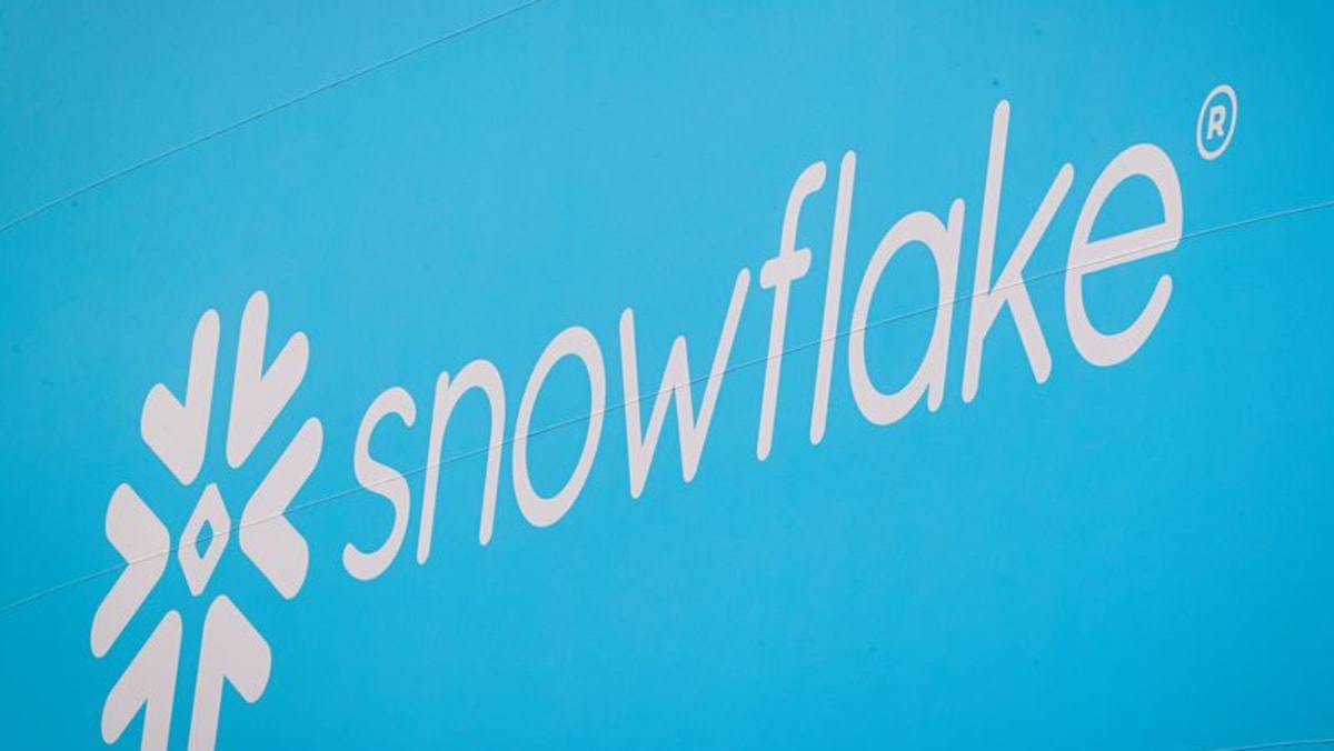 Snowflake shares surge on rosy forecast, AI deal with Anthropic - CNA