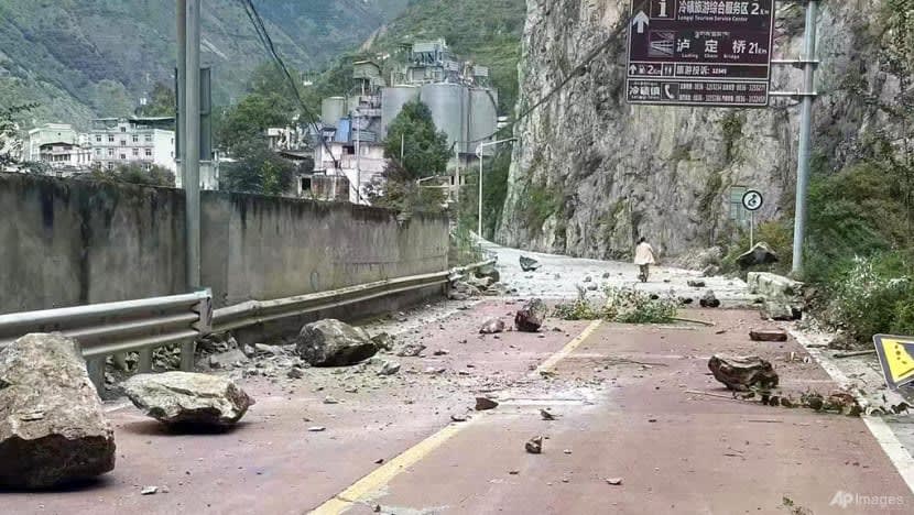 China buka semula jalan menghala ke pusat gempa; angka korban naik ke 74 China buka semula jalan menghala ke pusat gempa; angka korban naik ke 74