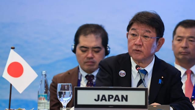 王毅与日本外长茂木敏充 在亚细安外长系列会议期间短暂会晤
