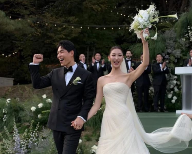 Intip pernikahan EJAE KPop Demon Hunters di Seoul, gaun pengantinnya bak putri dongeng!
