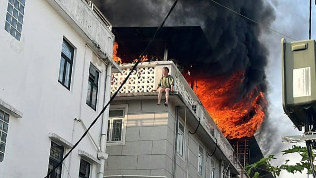 香港元朗公寓楼突发大火  男子坐天台边沿惊险待救