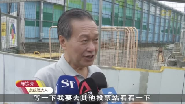 陈钦亮与妻子到安德逊实龙岗初级学院投票