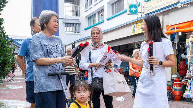 全岛派发香皂花 行动党妇女团向妈妈们致敬
