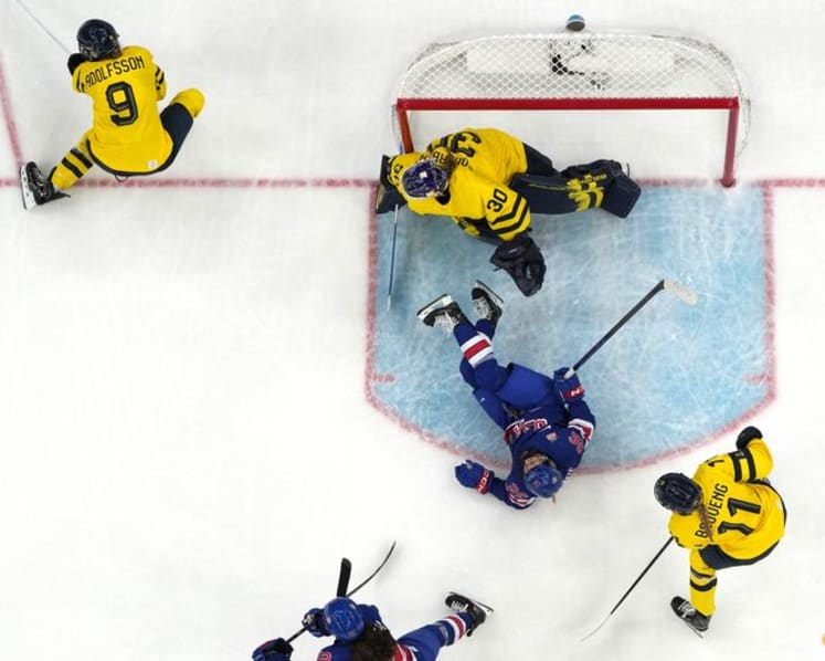Ice hockey-US slam door on Sweden to reach women's final with Canada