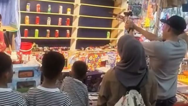“狮城迪凯奇”夜市秀神技 快枪射倒26个铝罐
