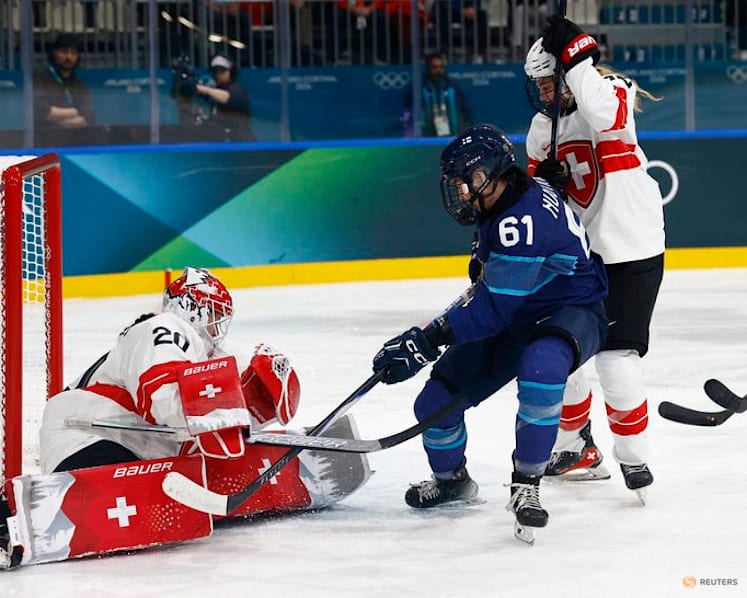 Ice hockey-Change of goalie helps Swiss reach women's semis as Braendli saves all