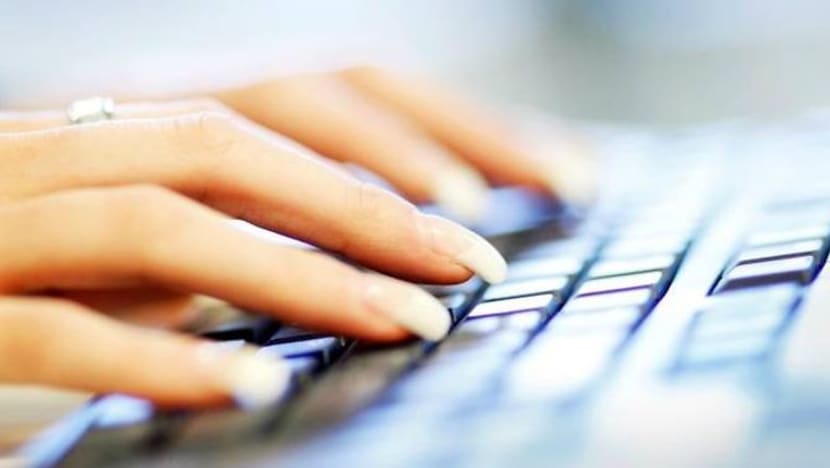 Polis beri amaran kepada 2 wanita yang muat naik catatan berbaur perkauman ke Facebook Polis beri amaran kepada 2 wanita yang muat naik catatan berbaur perkauman ke Facebook