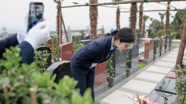 一天鞠躬上百次 年轻留学生回国当“代客扫墓人”