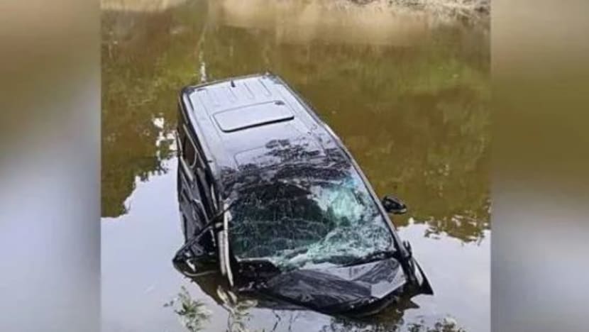 Lelaki warga SG koma selepas kereta terhumban ke dalam gaung di Kota Tinggi