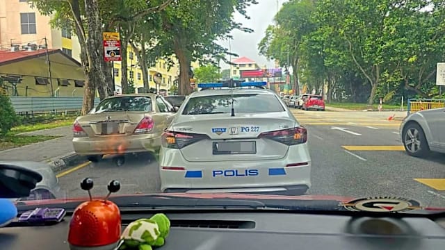 孩子昏迷送院遇塞车 警员暖心开路家属发文感谢