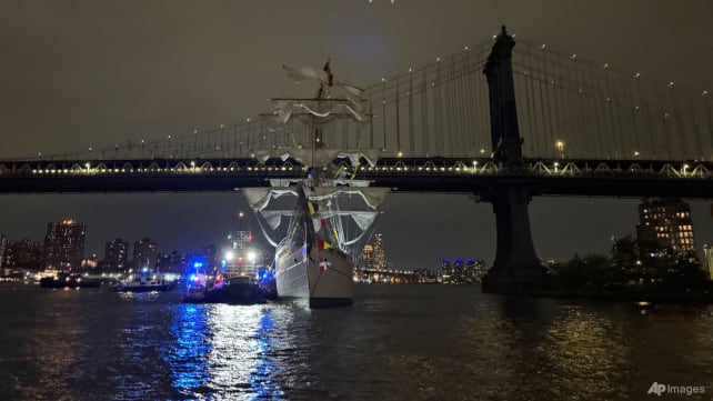 Two dead after Mexican navy training ship hits New York's Brooklyn Bridge
