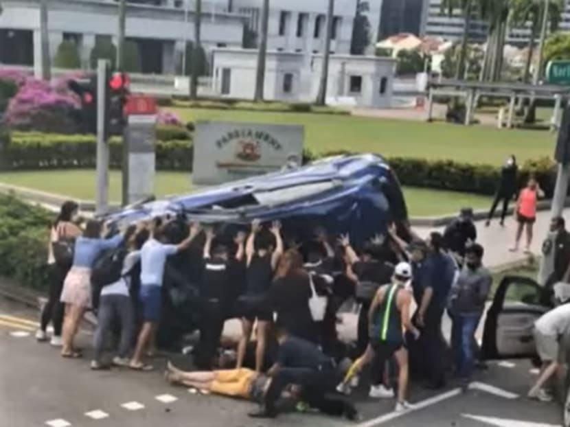 An accident involving a blue Honda and a black BMW, at the junction of North Bridge Road and Parliament Place. A group of around a dozen people lifted the Honda to help the victims. An accident involving a blue Honda and a black BMW, at the junction of North Bridge Road and Parliament Place. A group of around a dozen people lifted the Honda to help the victims.