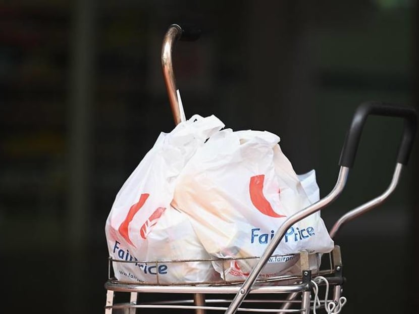 Commentary: Plastic bags at shops and supermarkets should be charged per bag rather than per customer