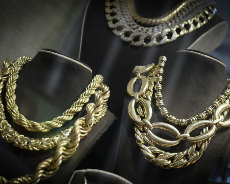 Gold, silver extend fall as CME margin hikes compound sharp selloff