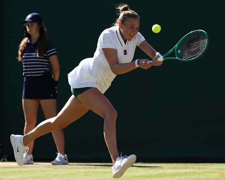 Anisimova sees off Kenin in all-American scrap to reach Wimbledon third round