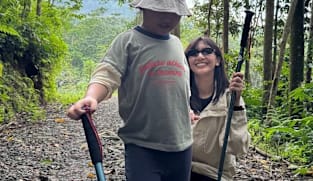 Sheila Dara tersenyum lagi usai kepergian Vidi Aldiano, trekking bareng keluarga Dion Wiyoko