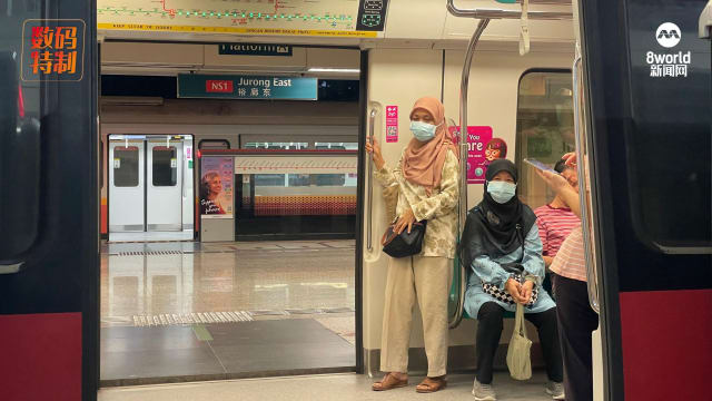 【重温直播】地铁东西线全面恢复通车 工作人员举牌高喊通知乘客