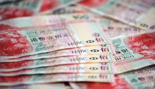 சன்னலிலிருந்து கட்டுக்கட்டாய் ரொக்கத்தை வீசியெறிந்த பெண்