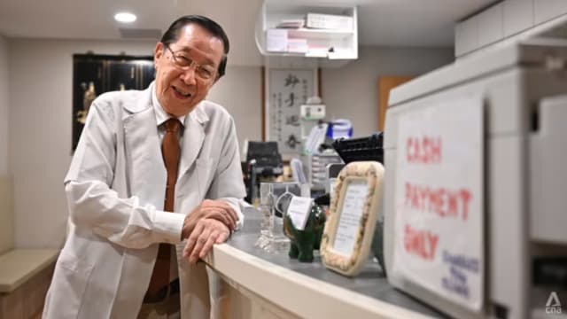 93岁医生坦言“退休很无聊” 坚持每天全职工作