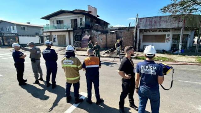 巴西小型飞机坠毁致四死 餐厅幸没营业无地面伤亡