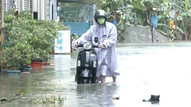 台风暴雨袭台湾南部 逾500万人停工停课