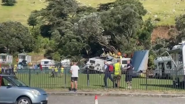 新西兰芒特芒阿努伊山发生土崩 营地被埋多人失踪