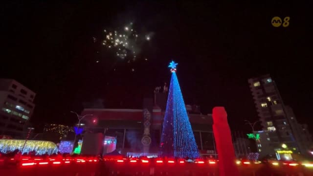世界各地点亮圣诞树 寄托民众祝福与期盼