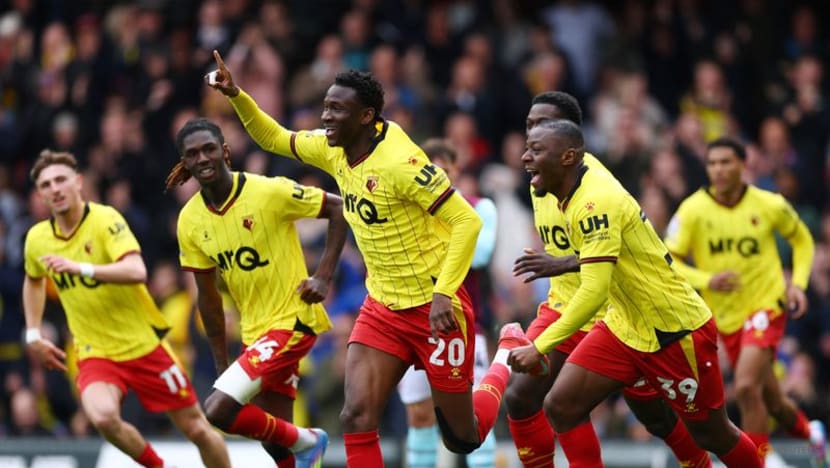 Leeds, Burnley close on promotion to Premier League