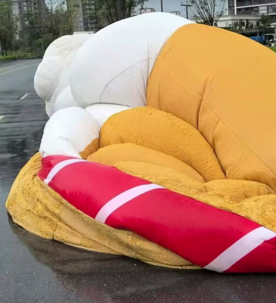 Giant Inflatable Dog On The Loose Causes Traffic Trouble In Guangzhou ...
