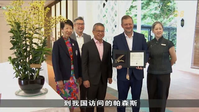 我国为到访的国际残奥委会主席帕森斯举行胡姬花命名仪式