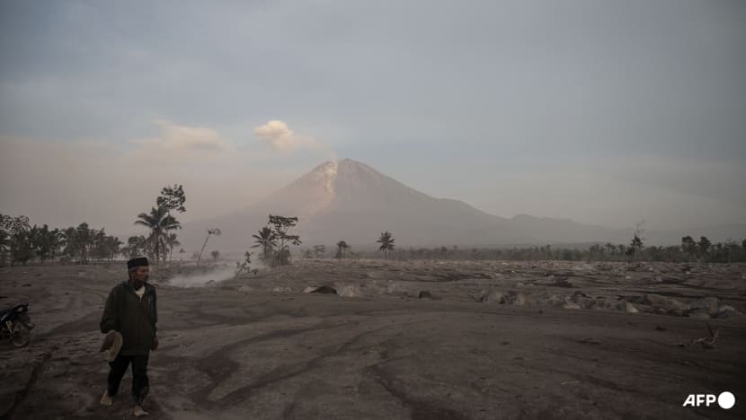 Indonesia raises alert level as volcano near Bali erupts