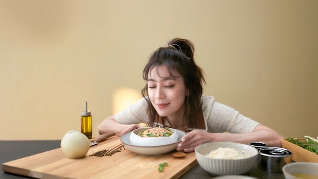 贾静雯品牌卷入毒油风暴　“贾以食日麻花面”紧急下架