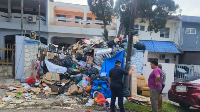 去年清理37吨  新山“垃圾屋”再现30吨垃圾展开二次清理