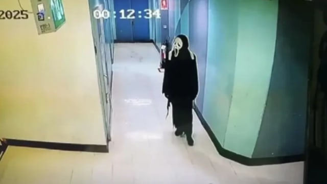 扮成“鬼脸杀手”抢金店 泰男偷完发现自己困店内