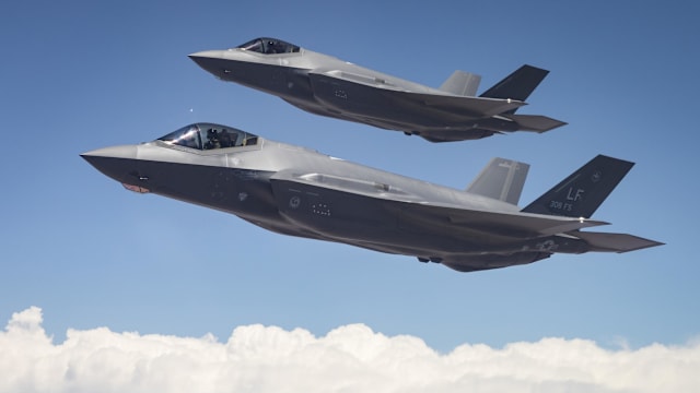 日本自卫队两架战机疑似故障 紧急降陆青森机场