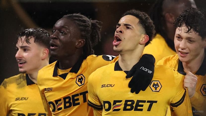 Sloppy Arsenal implode in 2-2 draw at bottom side Wolves