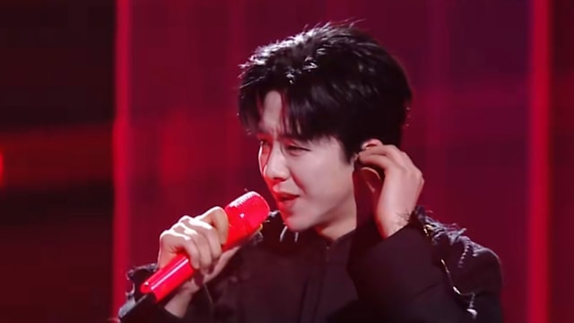 刘宇宁跨年演出即兴救场　发现伴奏不对改词唱“放错歌了吧”