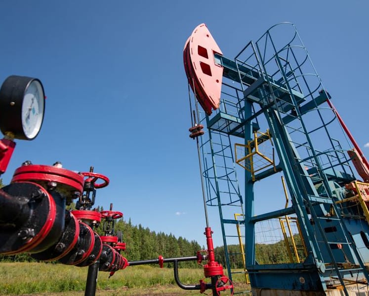 Oil prices climb 2% after US shoots down Iranian drone, worries about armed boats