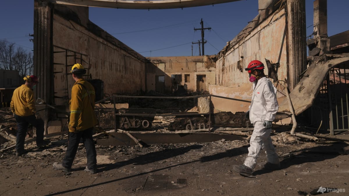 Los Angeles firefighters hold the line despite extreme conditions Los Angeles firefighters hold the line despite extreme conditions